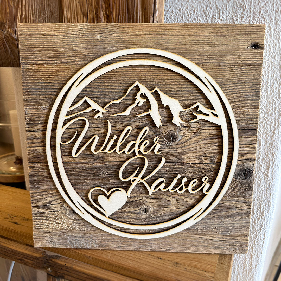 Deko-Loops auf Altholzplatte "Wilder Kaiser"