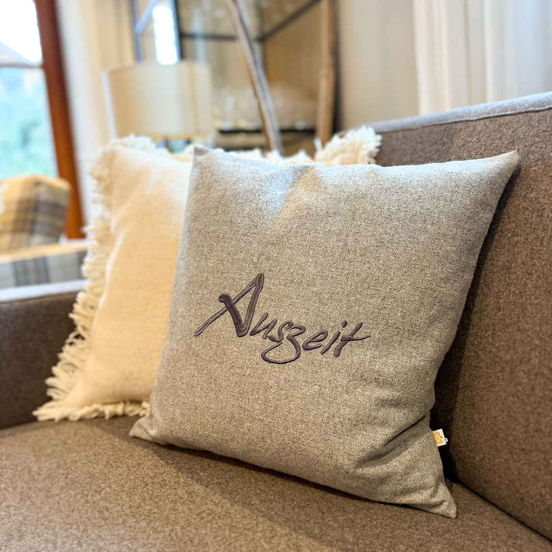"Auszeit" Designkissen Anthrazit - Ellmauer Zirbenwelt