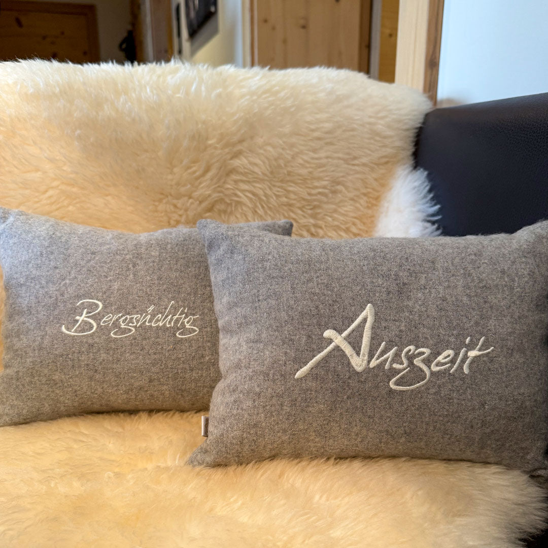 "Bergsüchtig" Design-Zirbenkissen - Ellmauer Zirbenwelt