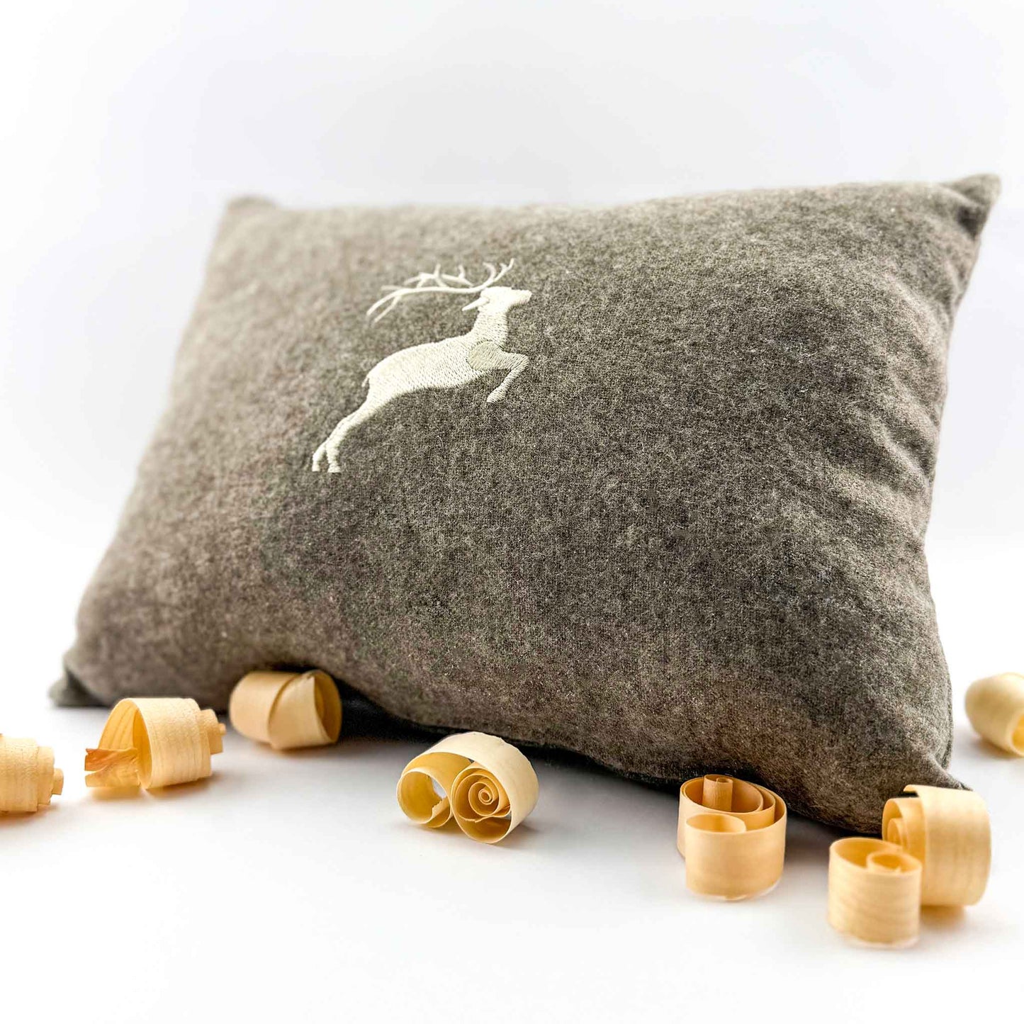"Hirsch" Design-Zirbenkissen Taupe - Ellmauer Zirbenwelt