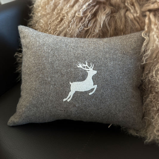 "Hirsch" Design-Zirbenkissen Taupe - Ellmauer Zirbenwelt