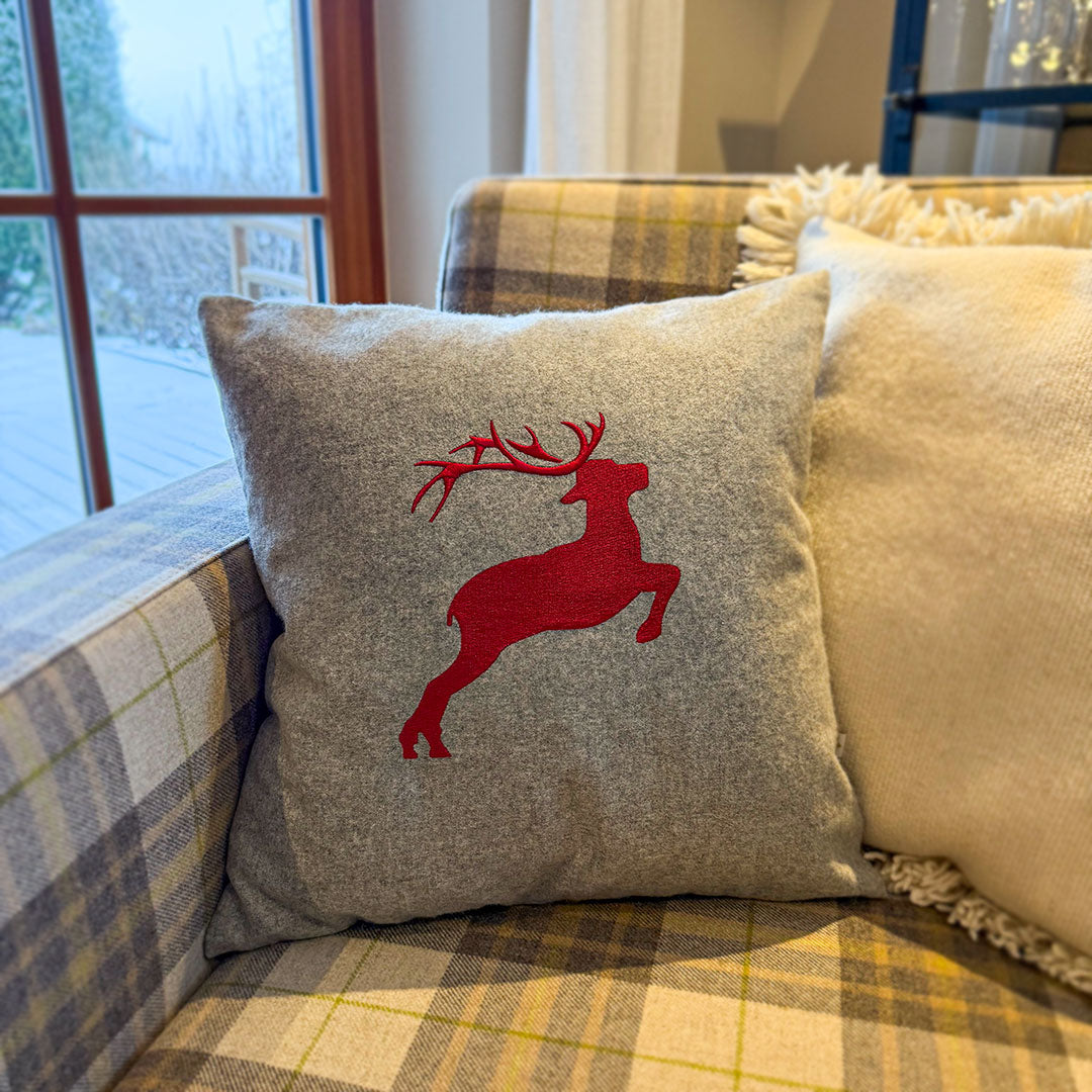 "Hirsch" Designkissen Feuerrot - Ellmauer Zirbenwelt