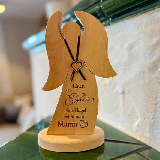 Zirbenfigur "Ein Engel ohne Flügel nennt man Mama" - Ellmauer Zirbenwelt