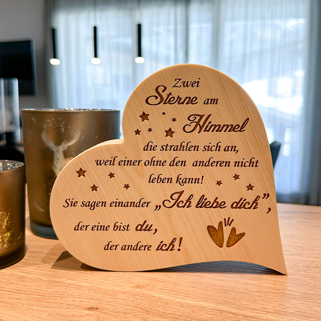 Zirbenherz mit Gravur "Zwei Sterne am Himmel ..."