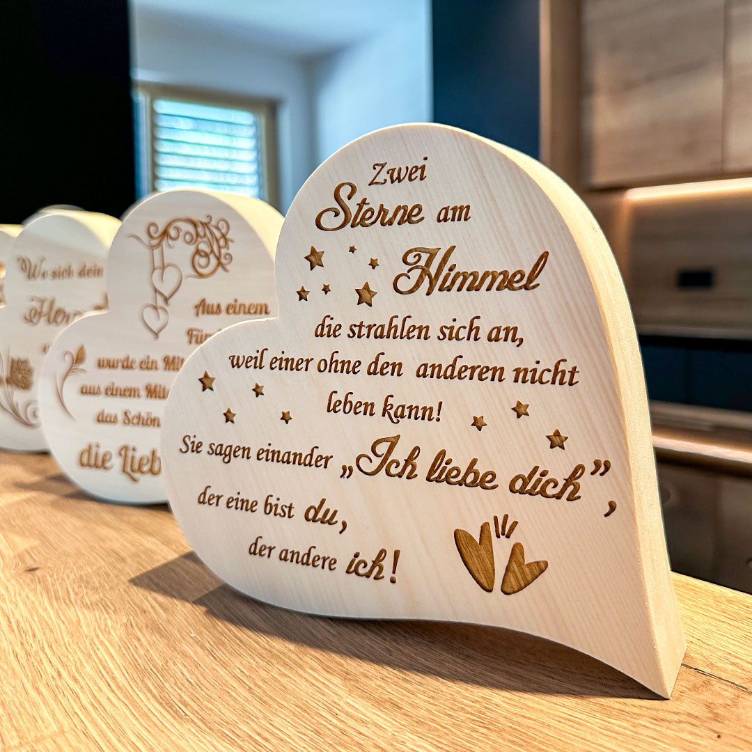 Zirbenherz mit Gravur "Zwei Sterne am Himmel ..."