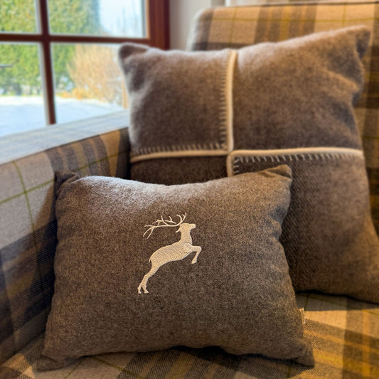 "Hirsch" Design-Zirbenkissen Taupe - Ellmauer Zirbenwelt