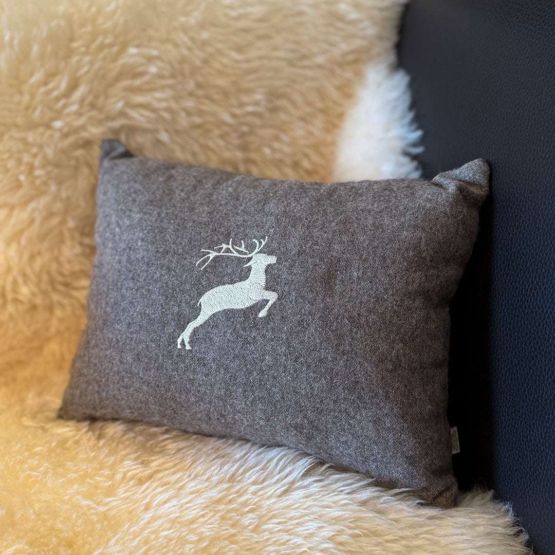 "Hirsch" Design-Zirbenkissen Taupe - Ellmauer Zirbenwelt