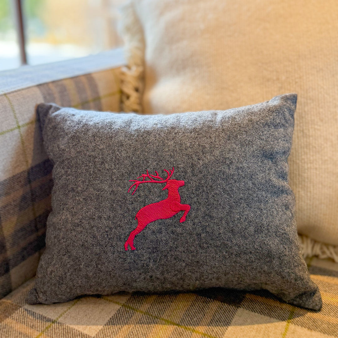 "Hirsch" Design-Zirbenkissen Basaltgrau - Ellmauer Zirbenwelt