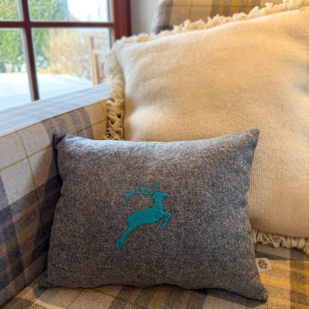 "Hirsch" Design-Zirbenkissen Basaltgrau - Ellmauer Zirbenwelt