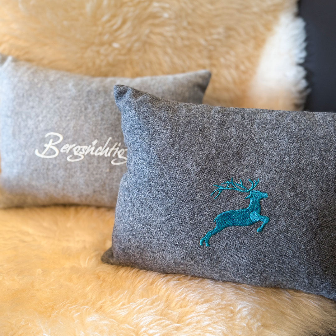 "Bergsüchtig" Design-Zirbenkissen - Ellmauer Zirbenwelt