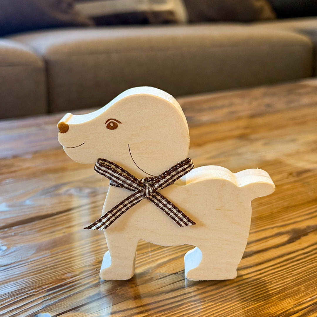 Zirbenfigur "Hund" mit rotem Band - Ellmauer Zirbenwelt