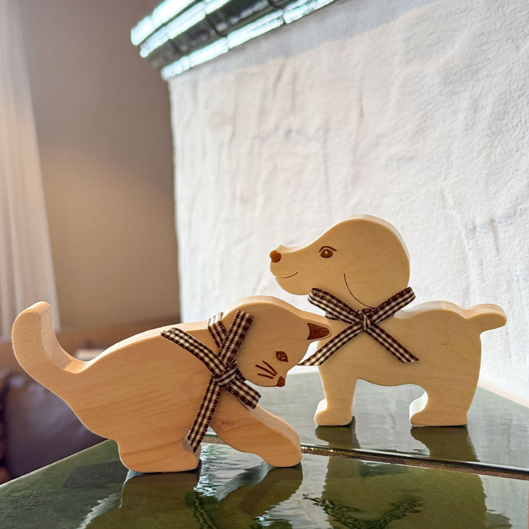Zirbenfigur "Hund" mit rotem Band - Ellmauer Zirbenwelt