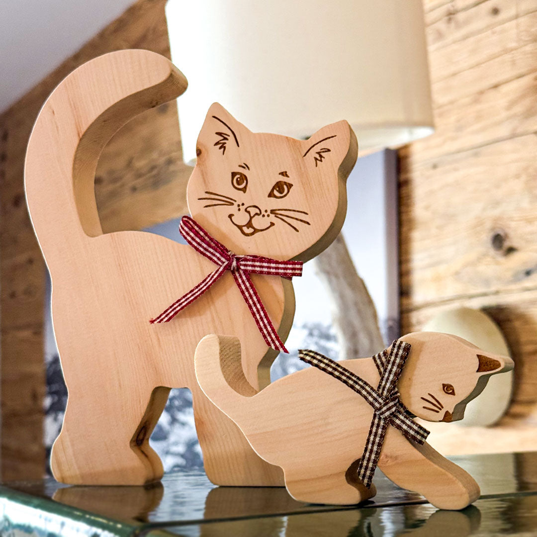 Zirbenfigur "Katze" mit roten Band - Ellmauer Zirbenwelt