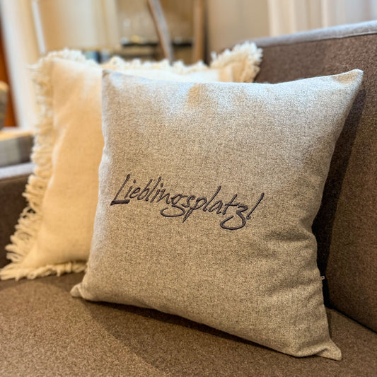 "Lieblingsplatzl" Designkissen Anthrazit - Ellmauer Zirbenwelt