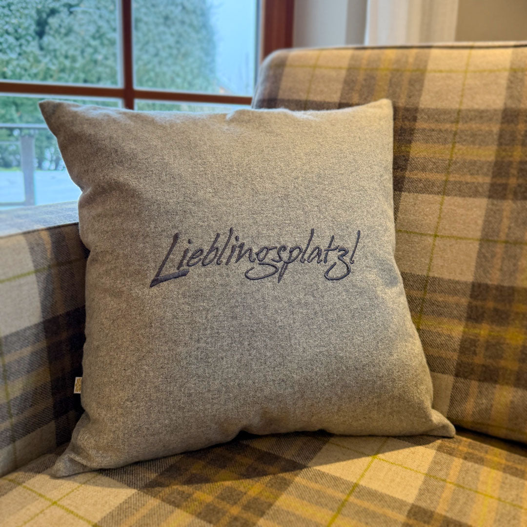 "Lieblingsplatzl" Designkissen Anthrazit - Ellmauer Zirbenwelt