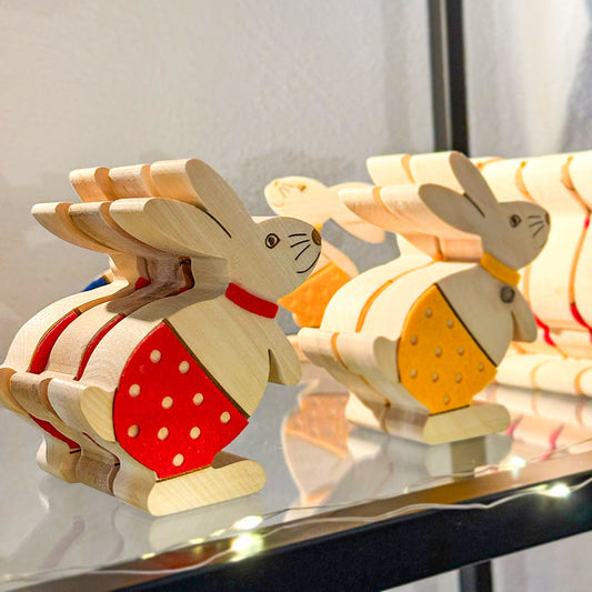 Verspielter Oserhase aus Zirbenholz - Ellmauer Zirbenwelt