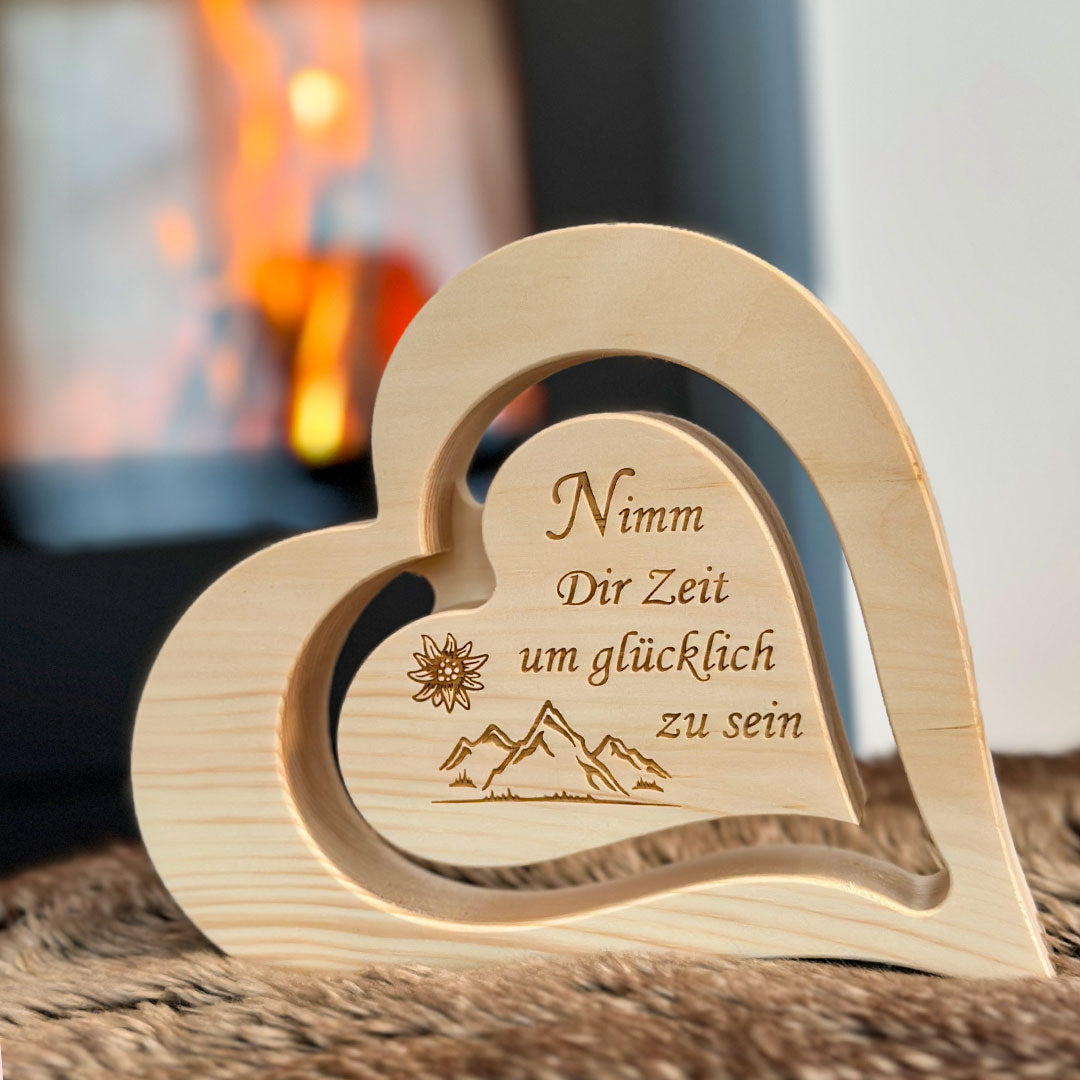 Schwebendes Zirbenherz mit Gravur