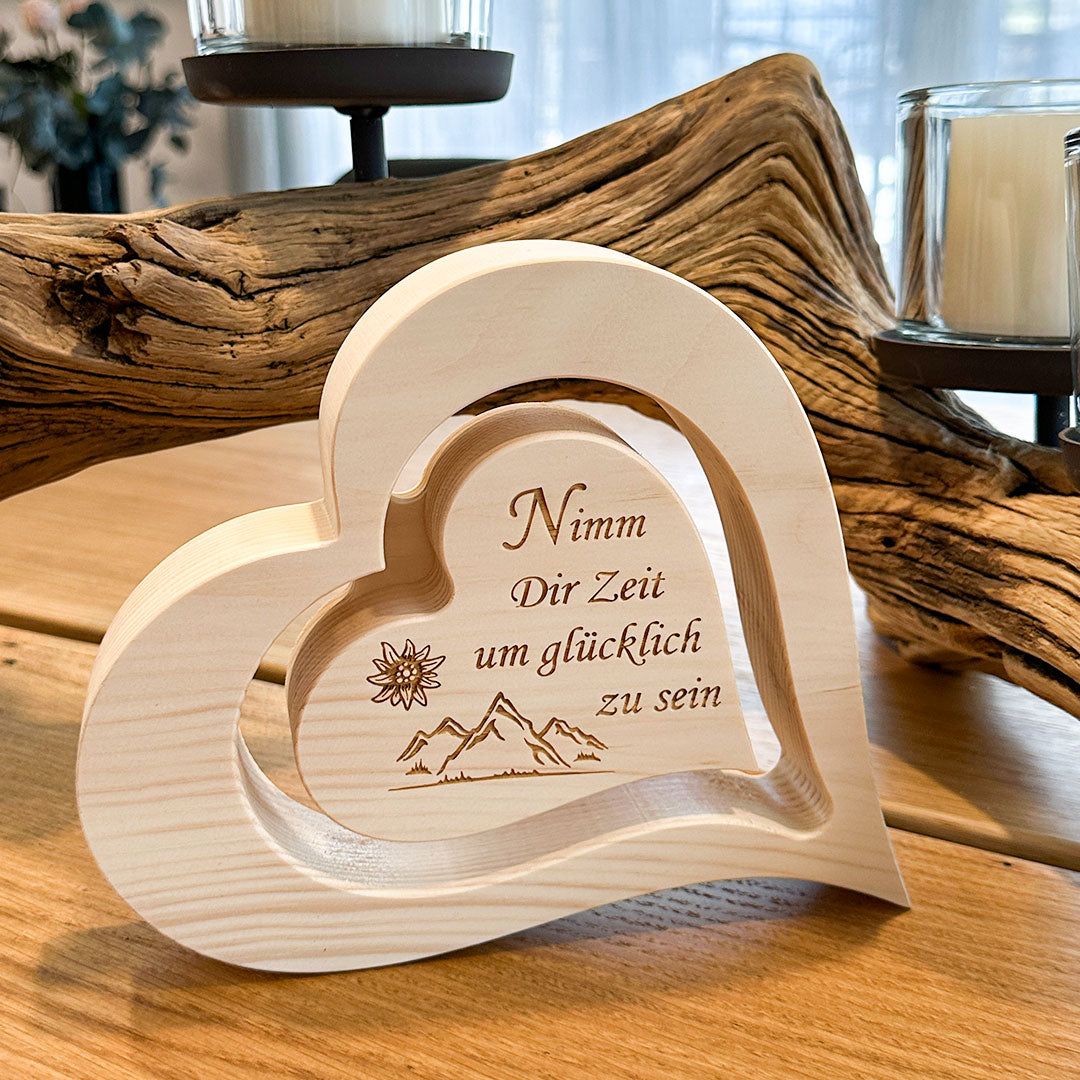 Schwebendes Zirbenherz mit Gravur