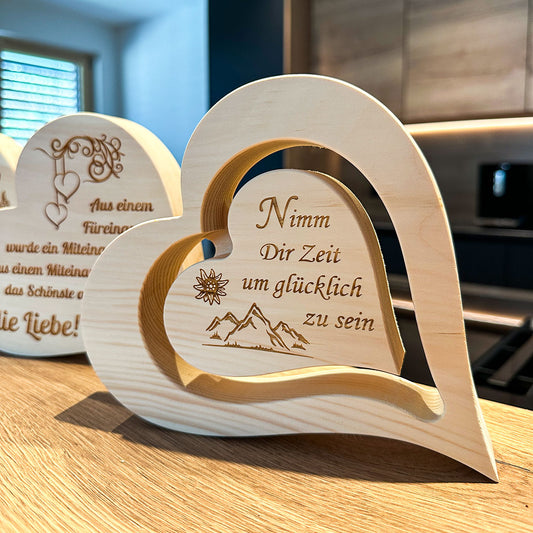 Schwebendes Zirbenherz mit Gravur