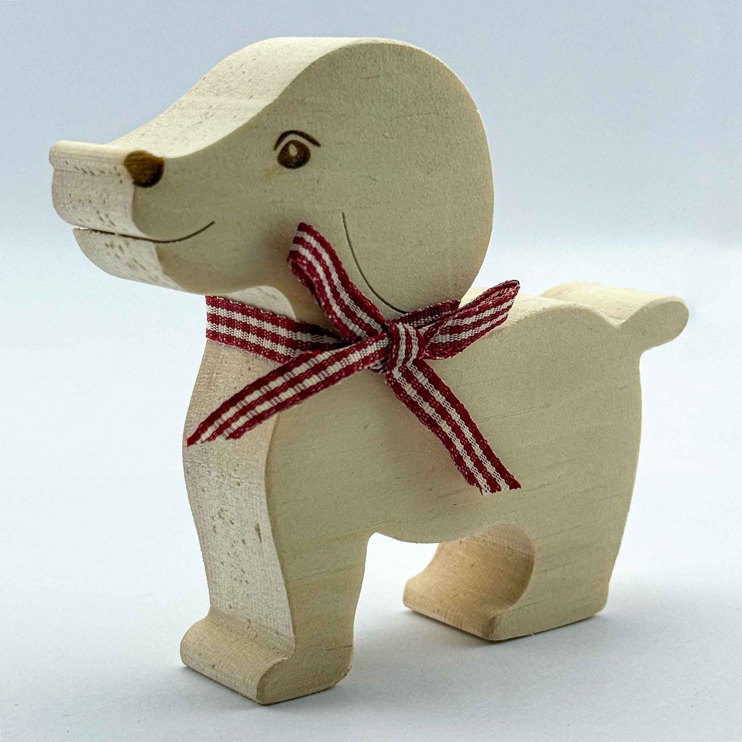 Zirbenfigur "Hund" mit rotem Band - Ellmauer Zirbenwelt