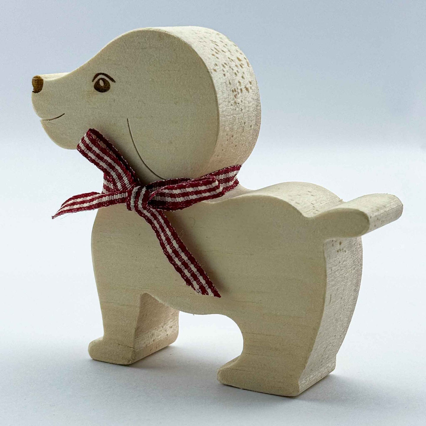 Zirbenfigur "Hund" mit rotem Band - Ellmauer Zirbenwelt