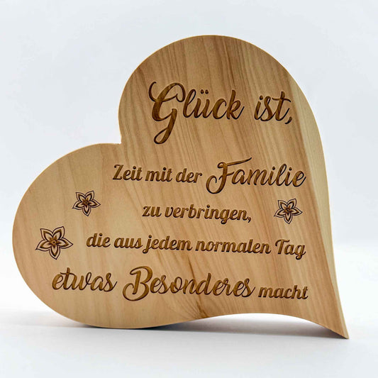 Zirbenherz mit Gravur "Glück ist, Zeit mit der Familie ..." - Ellmauer Zirbenwelt