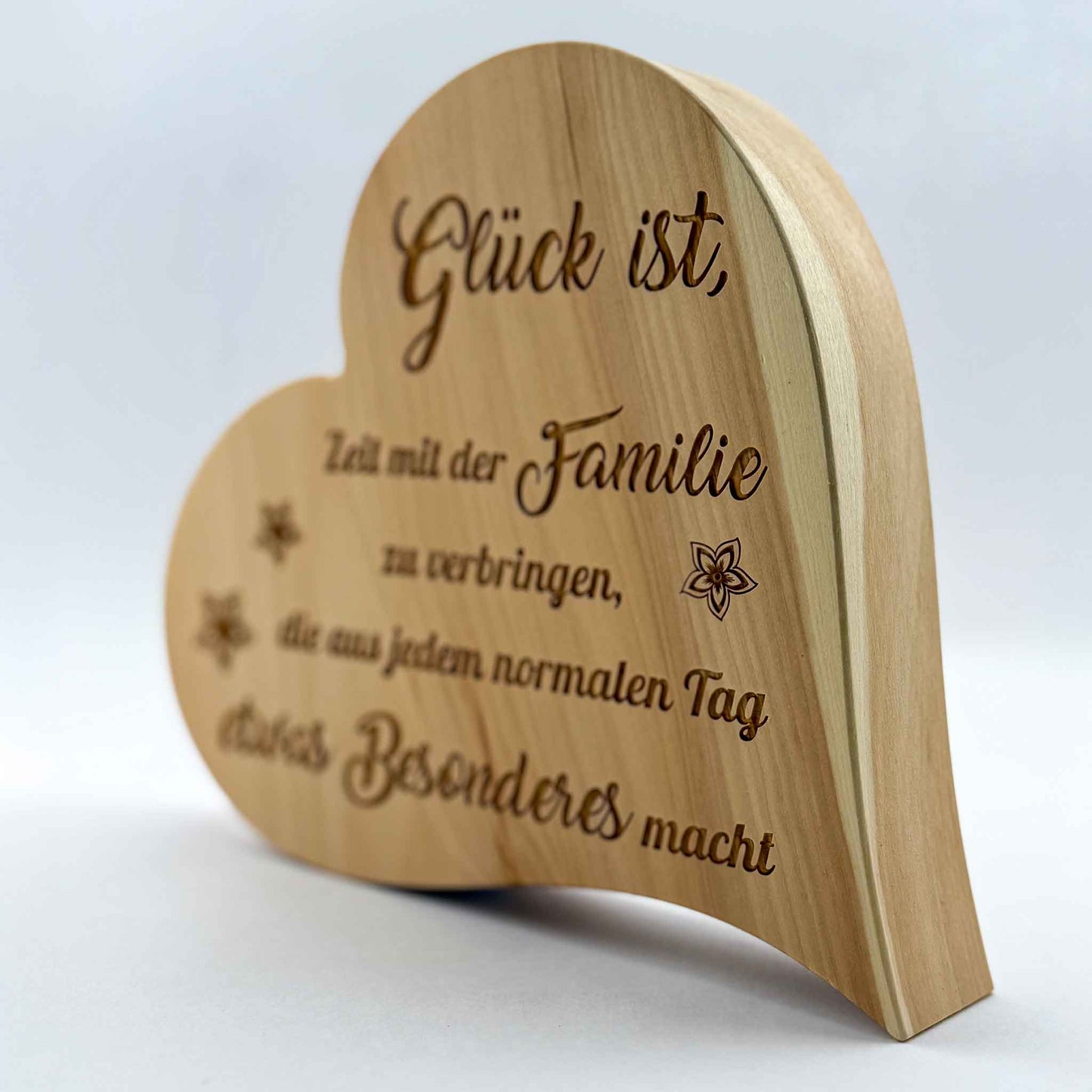 Zirbenherz mit Gravur "Glück ist, Zeit mit der Familie ..." - Ellmauer Zirbenwelt