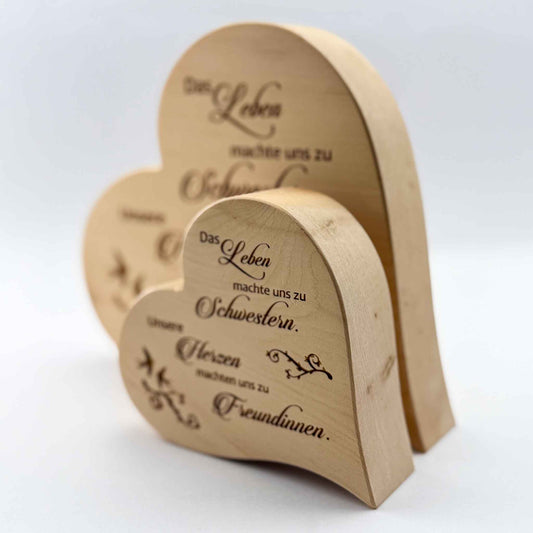 Zirbenherz mit Gravur " Das Leben machte uns zu Schwestern ..." - Ellmauer Zirbenwelt