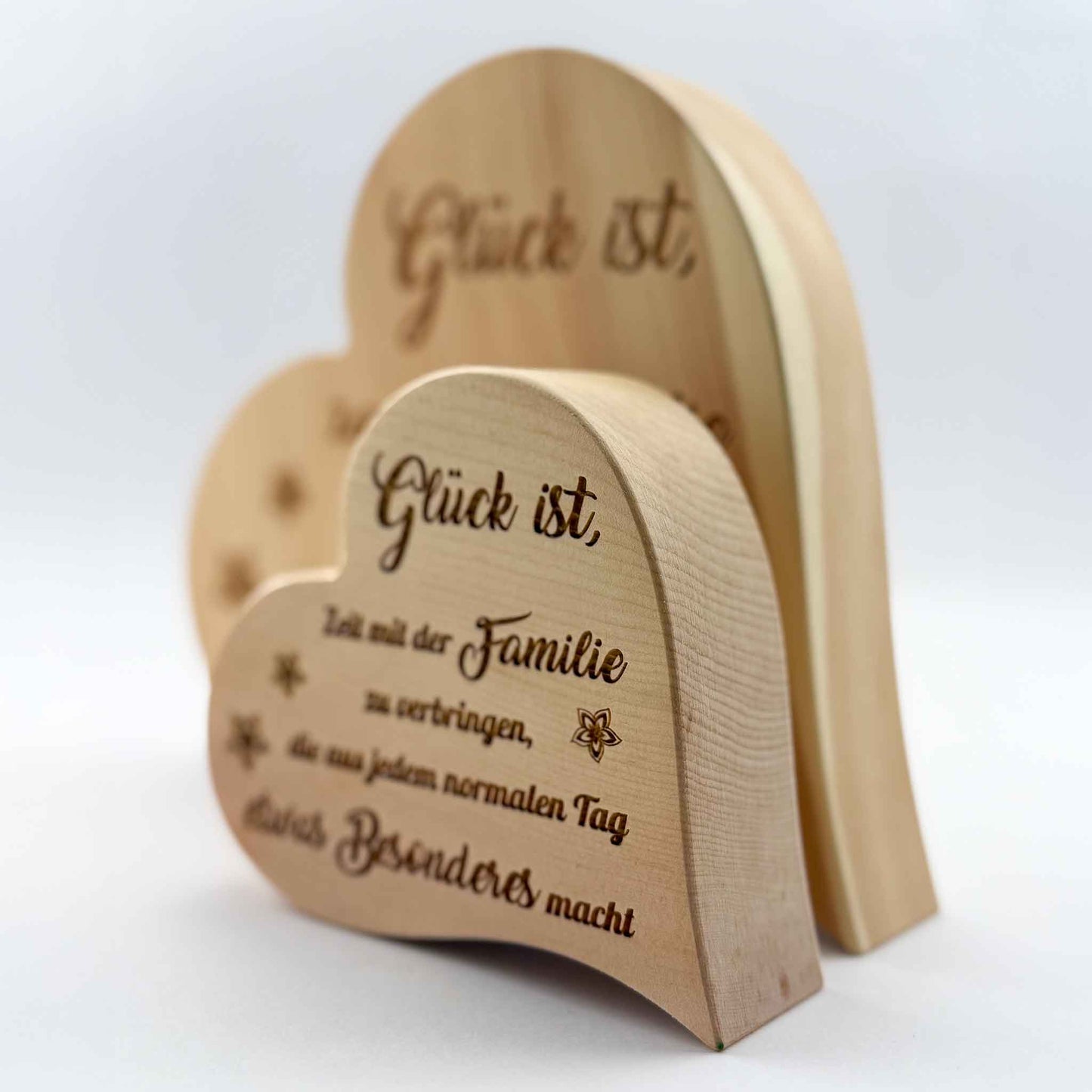 Zirbenherz mit Gravur "Glück ist, Zeit mit der Familie ..." - Ellmauer Zirbenwelt