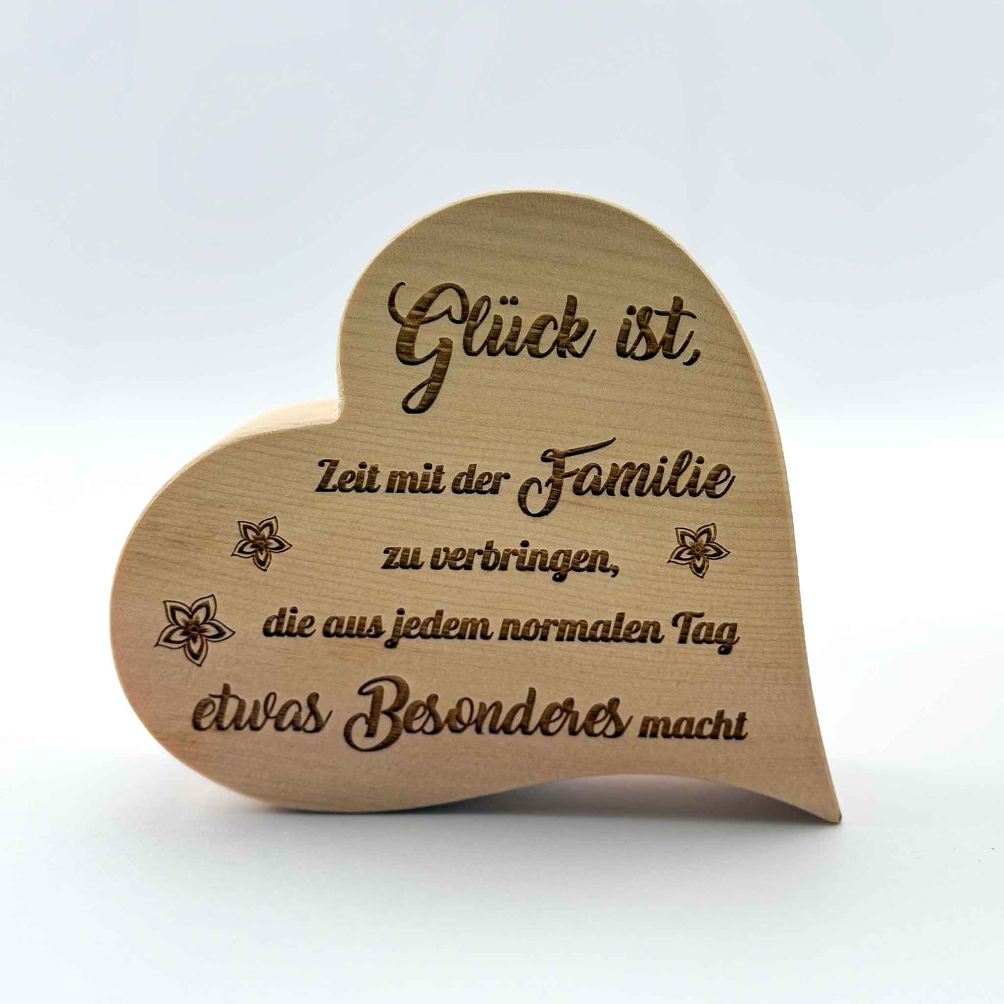 Zirbenherz mit Gravur "Glück ist, Zeit mit der Familie ..." - Ellmauer Zirbenwelt