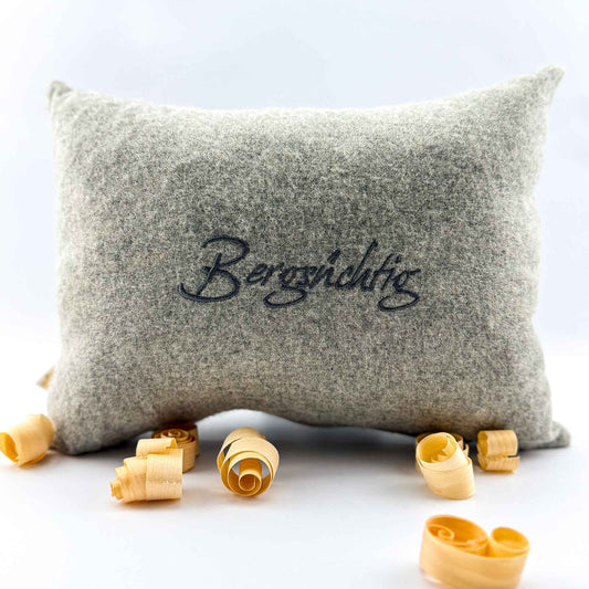 "Bergsüchtig" Design-Zirbenkissen - Ellmauer Zirbenwelt