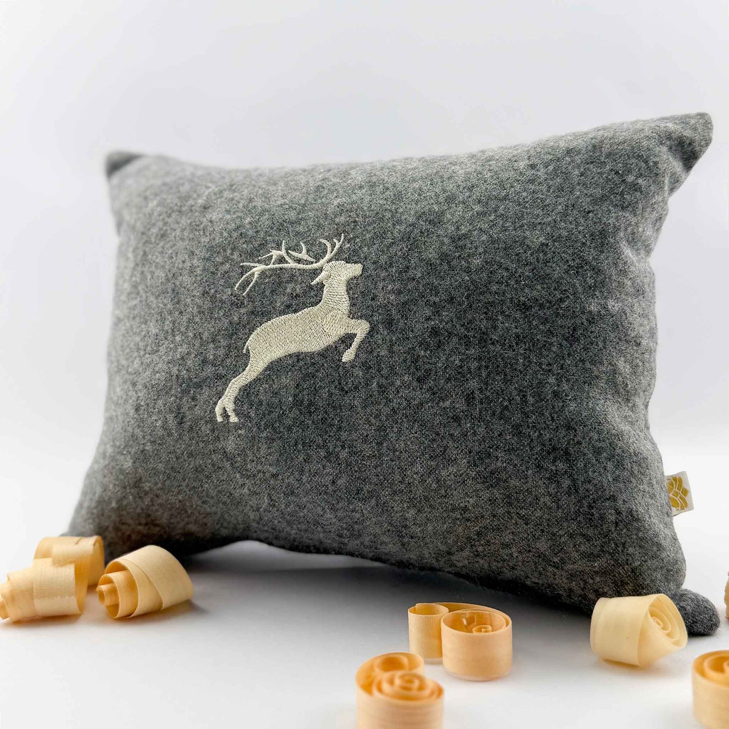 "Hirsch" Design-Zirbenkissen Basaltgrau - Ellmauer Zirbenwelt