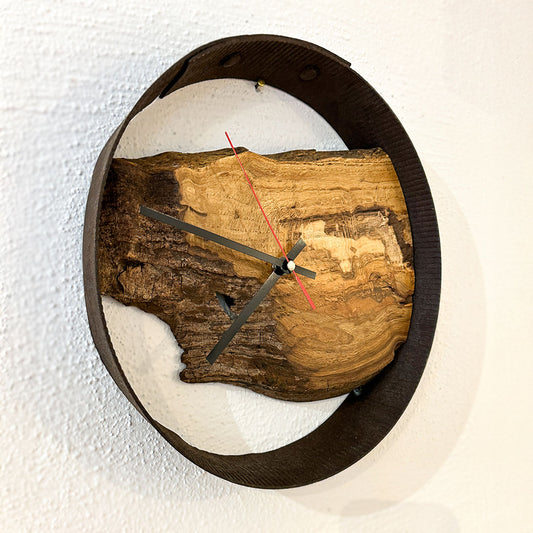 Wanduhr mit Metallrahmen