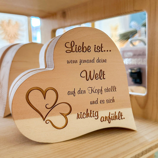 Zirbenherz mit Gravur "Liebe ist wenn jemand deine Welt ..." - Ellmauer Zirbenwelt