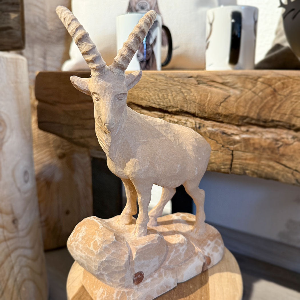Steinbock aus Zirbenholz