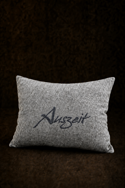 "Auszeit" Design-Zirbenkissen Hellgrau