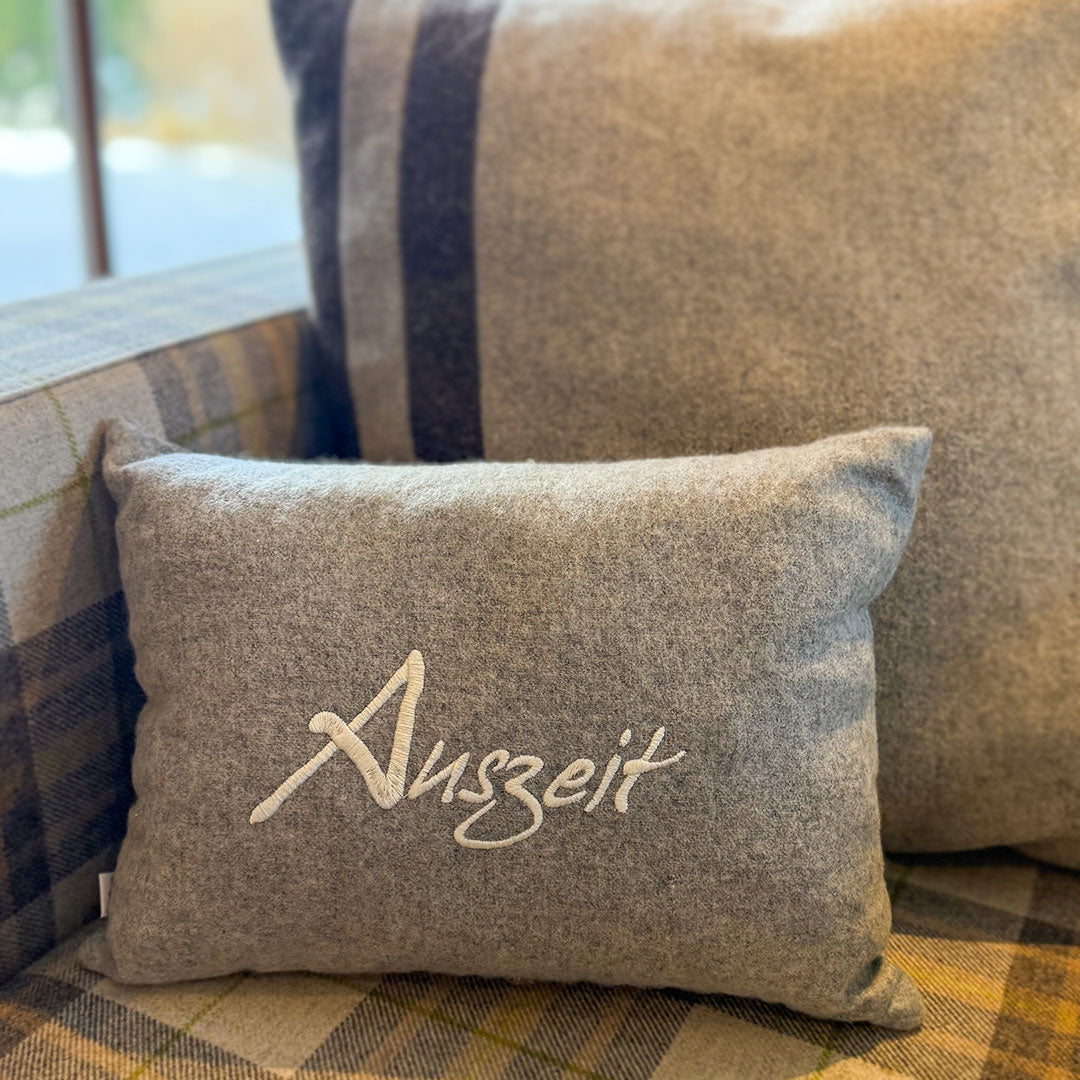"Auszeit" Design-Zirbenkissen Naturweiß