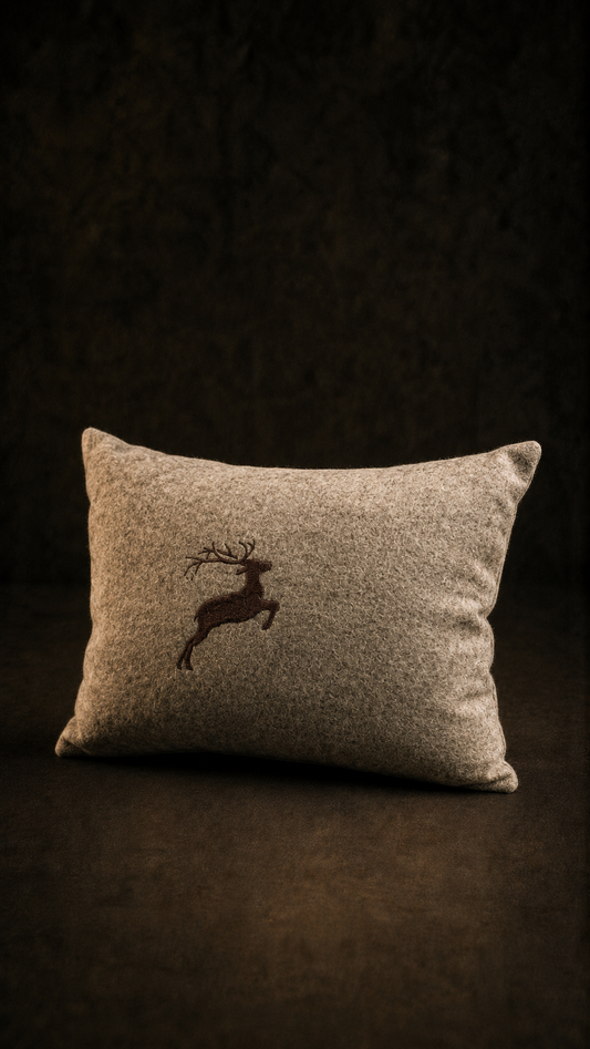"Hirsch" Design-Zirbenkissen Kastanie/Taupe