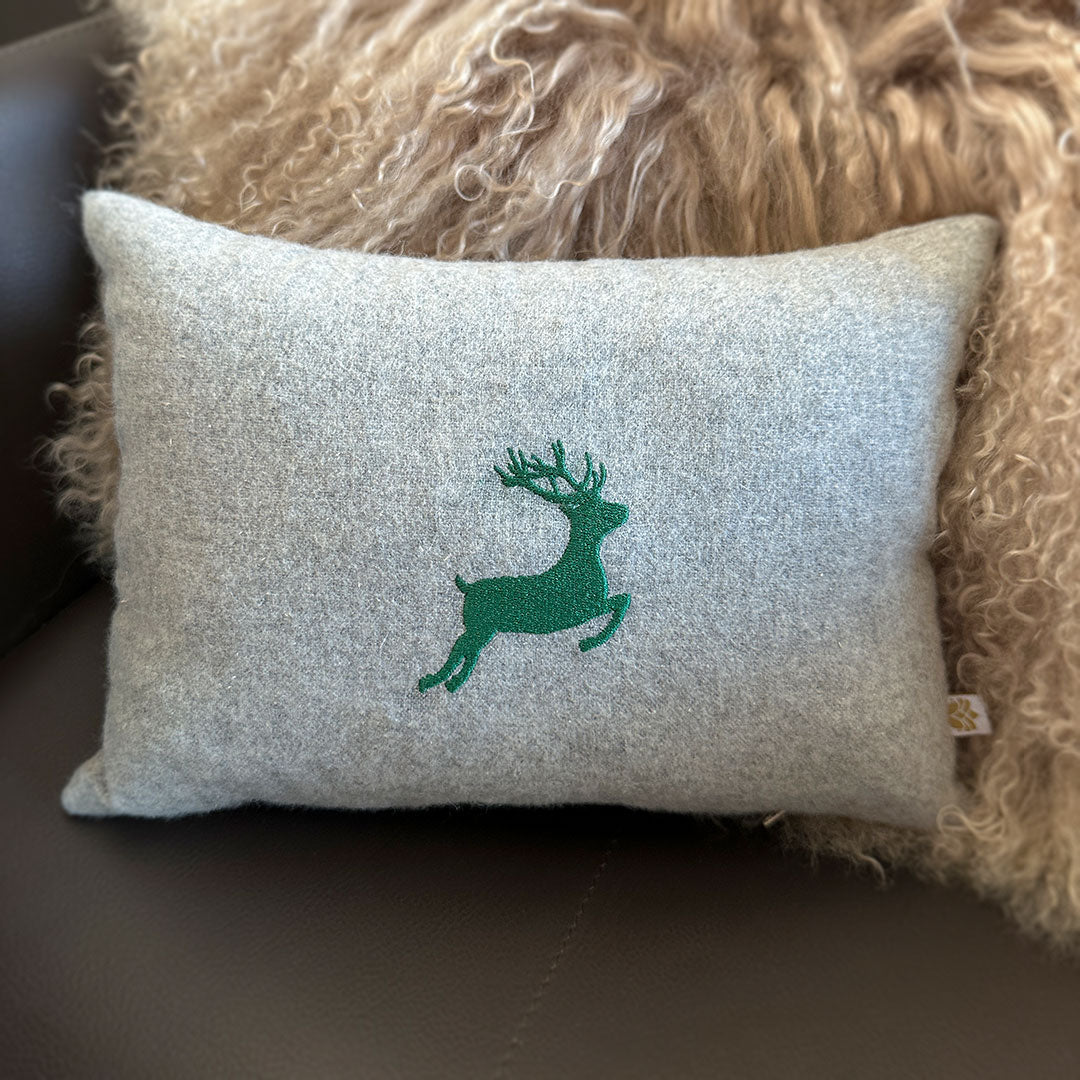 "Hirsch" Design-Zirbenkissen Moosgrün/Silbergrau