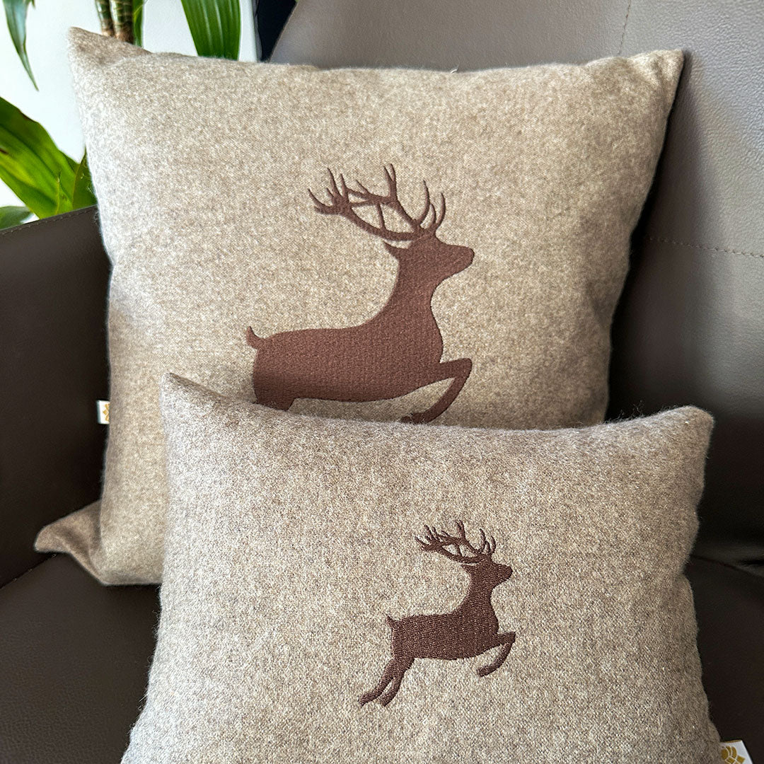 "Hirsch" Design-Zirbenkissen Kastanie/Taupe