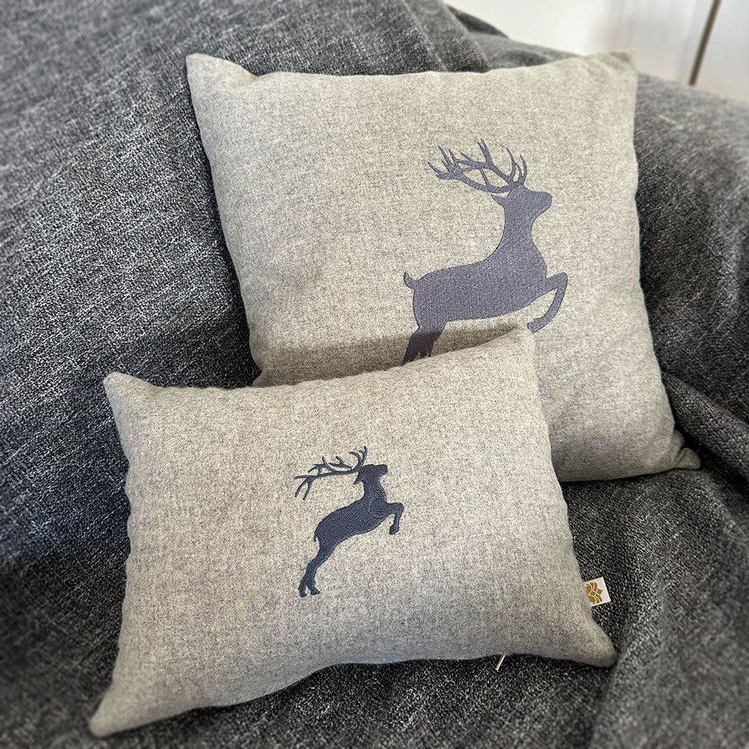 "Hirsch" Designkissen Anthrazit - Ellmauer Zirbenwelt