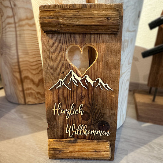 Fensterladen aus Altholz „Herzlich Willkommen“