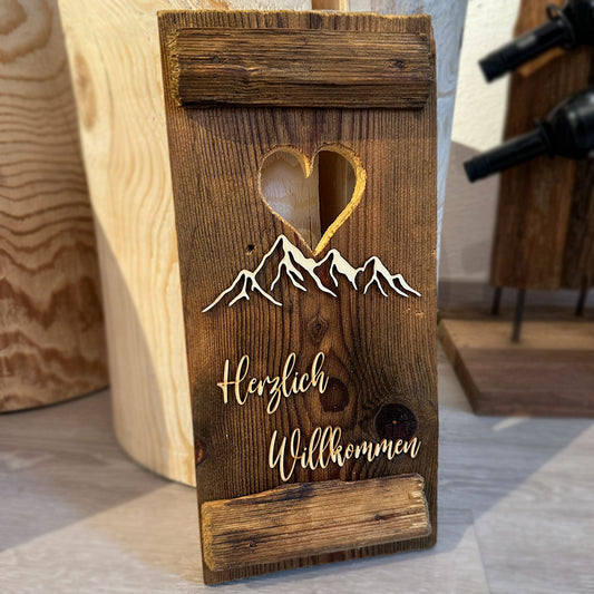 Fensterladen aus Altholz „Herzlich Willkommen“