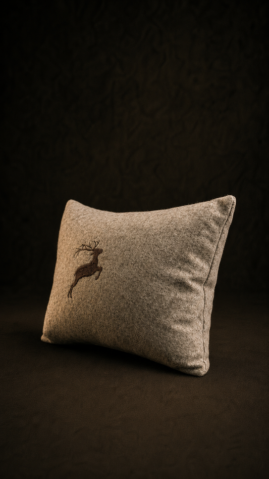 "Hirsch" Design-Zirbenkissen Kastanie/Taupe