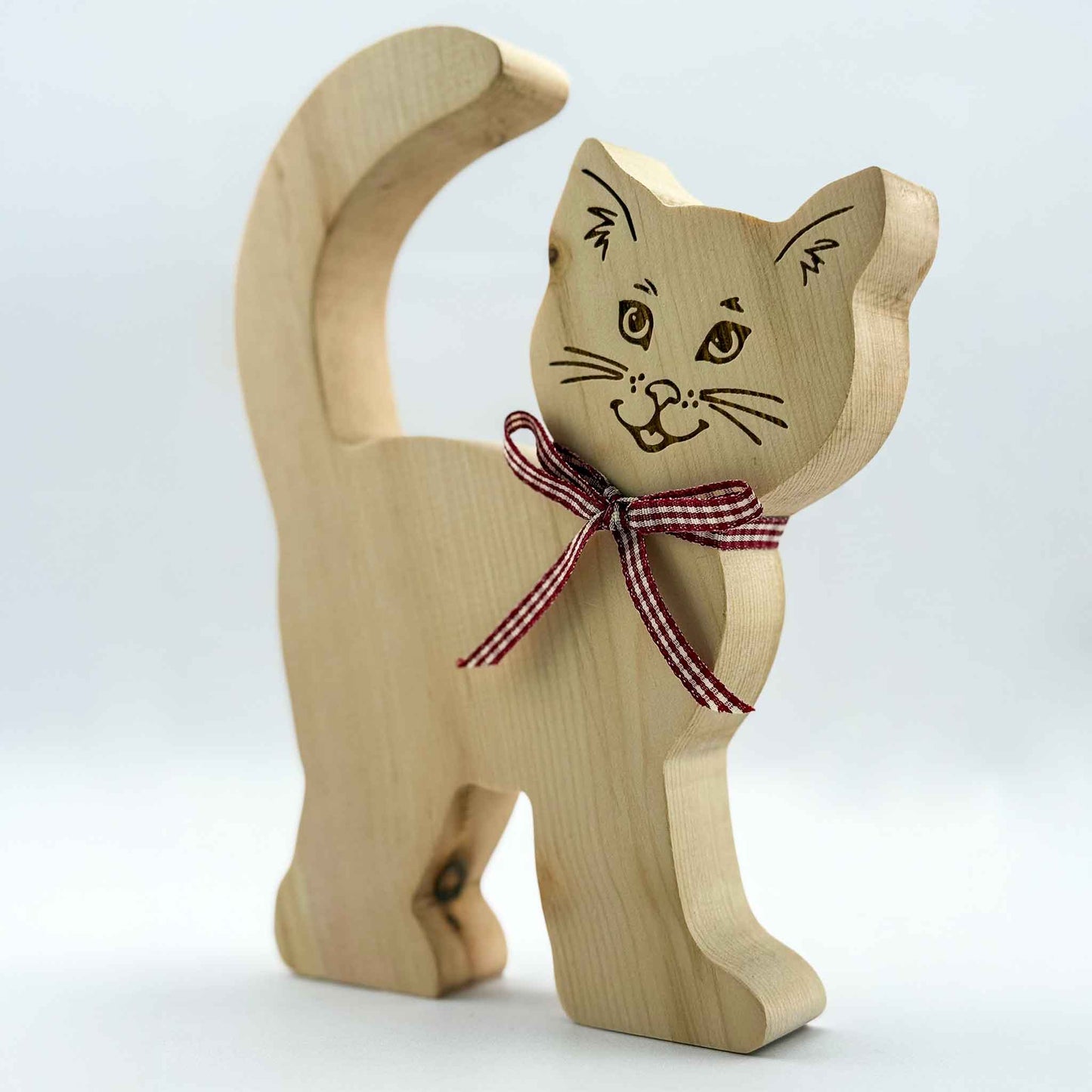 Zirbenfigur "Katze" mit roten Band