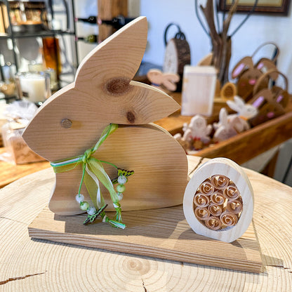 Dekorativer Osterhase mit Osterei - Ellmauer Zirbenwelt
