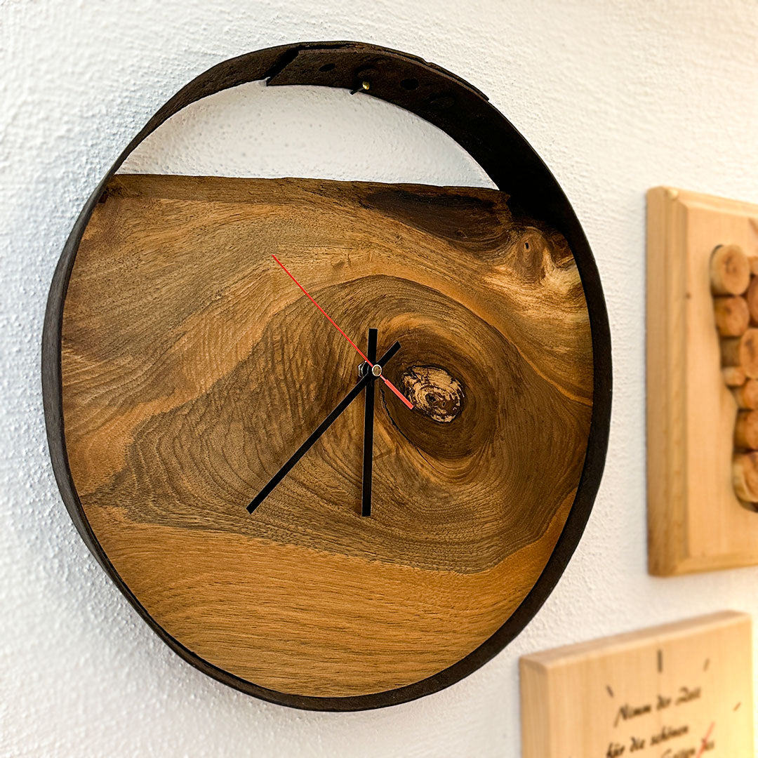 Wanduhr mit Metallfassung