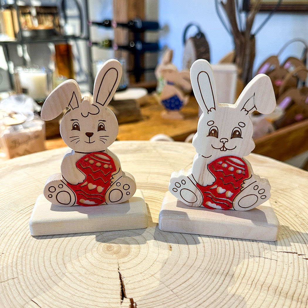 Osterhase & Osterhäsin mit rotem Osterei