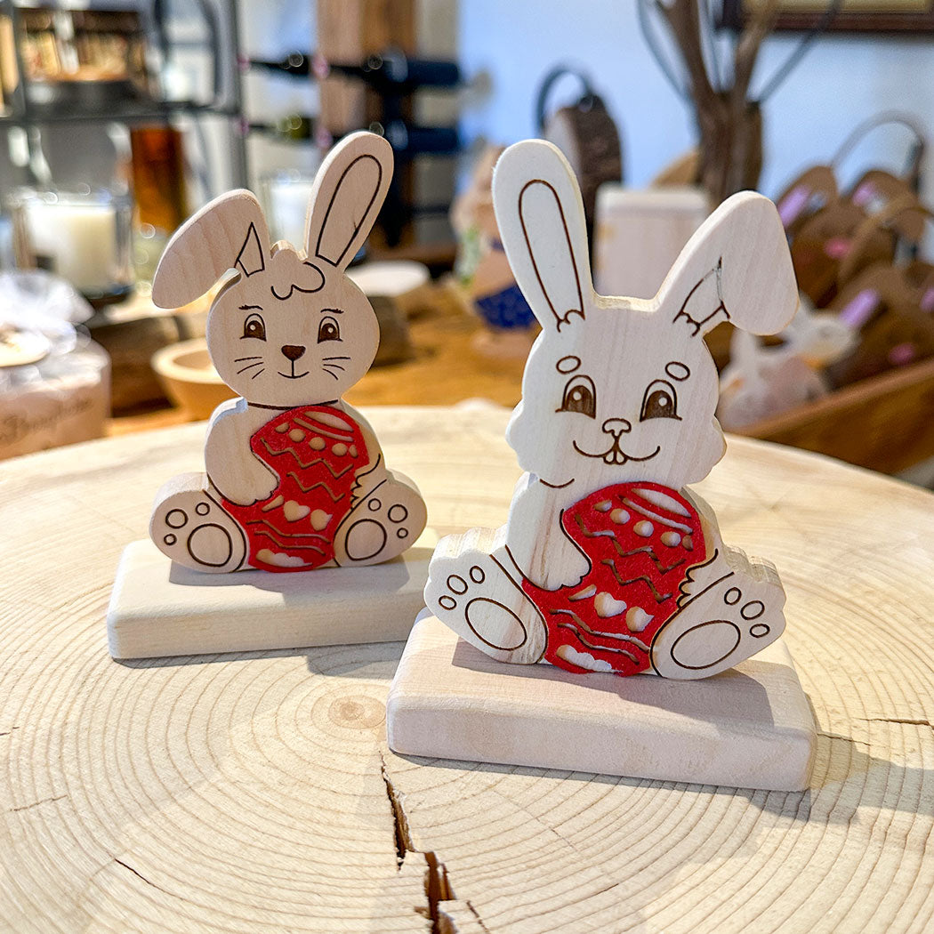 Osterhase & Osterhäsin mit rotem Osterei