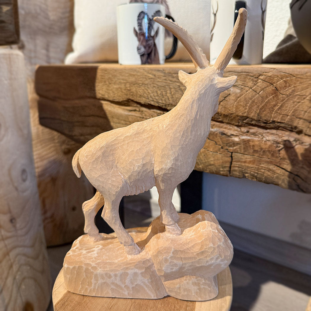 Steinbock aus Zirbenholz